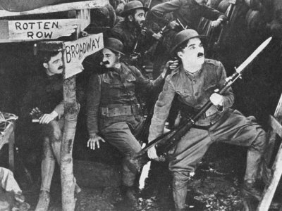 Chaplin en posición ante el ataque del enemigo